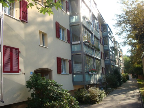Verglaste Balkone der Wohngenossenschaft Holeestrassen Copyright: Roger Bürgin, Wohngenossenschaft Holeestrasse