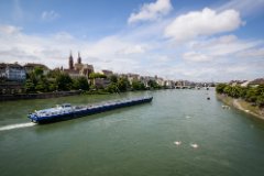 Ansicht des Rheins mit einem Tankschiff
